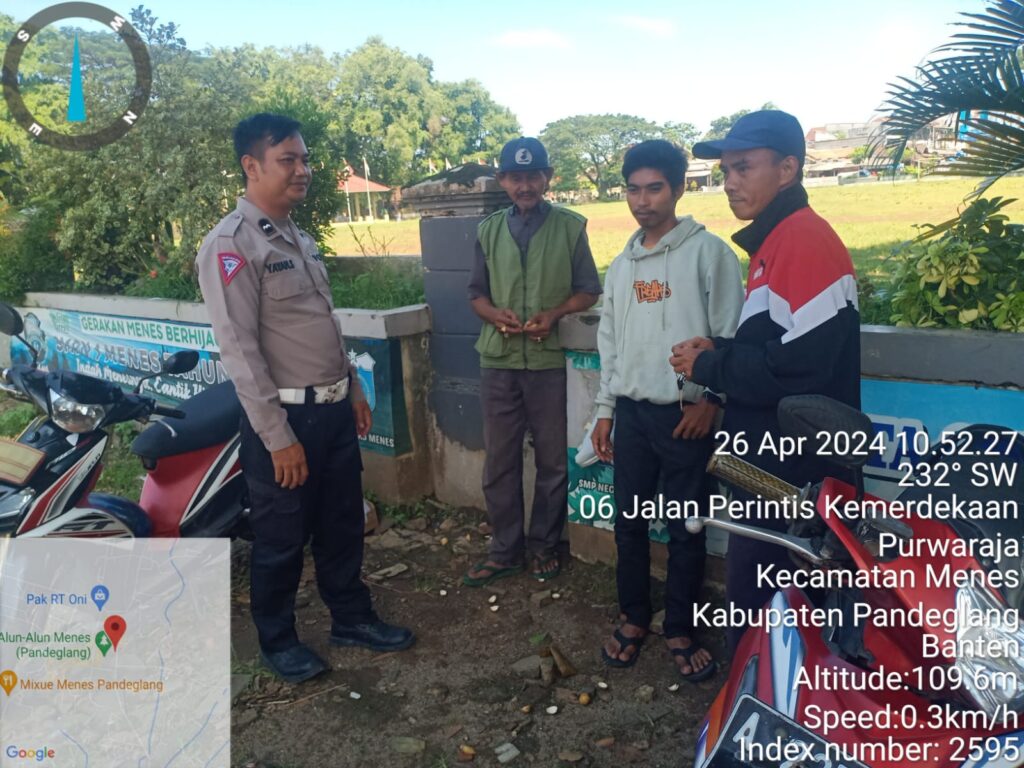 Aipda Yayan dari Polsek Menes Polres Pandeglang Berikan Penyuluhan Lalulintas di Pangkalan Ojeg Alun-Alun Menes 5 WhatsApp Image 2024 04 26 at 13.28.54