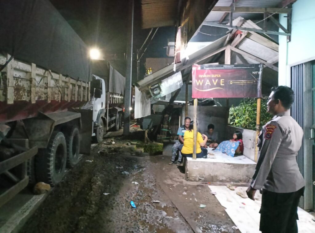 Polsek Bojong Polres Pandeglang Gelar Patroli Dialogis Malam Hari untuk Antisipasi Kriminalitas 10 WhatsApp Image 2024 04 27 at 08.53.17