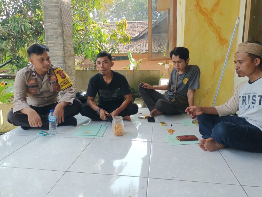Polsek Cibaliung Polres Pandeglang Lanjutkan Program Sambang Door to Door untuk Meningkatkan Kedekatan dengan Masyarakat 3 WhatsApp Image 2024 04 27 at 12.10.15