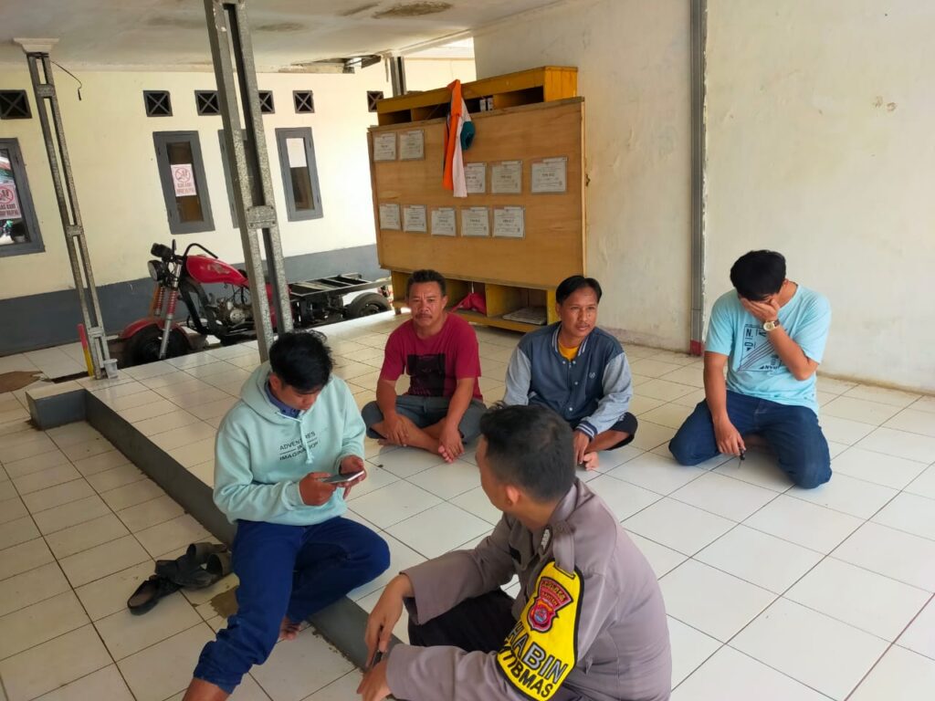 Polsek Cikedal Lakukan Patroli Dialogis dengan DDS 4 WhatsApp Image 2024 04 27 at 12.59.10