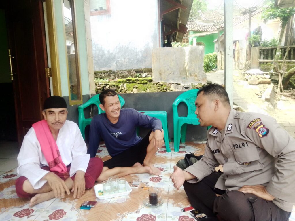 Polsek Pulosari Laksanakan Sambang kepada Tokoh Masyarakat dan Ketua Pemuda Desa 5 WhatsApp Image 2024 04 27 at 14.17.19
