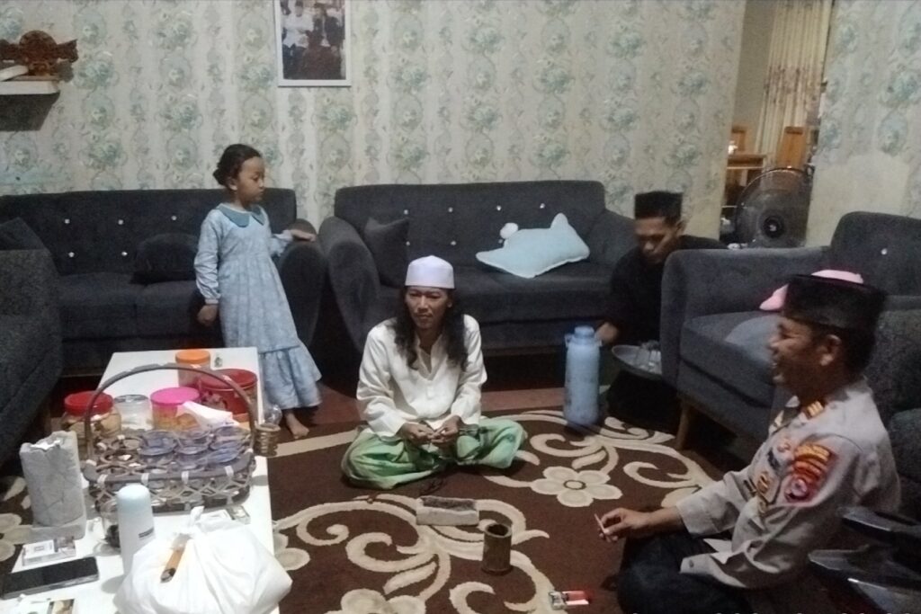 Kapolsek Menes Polres Pandeglang Sambangi Tokoh Agama untuk Membangun Sinergi Kepolisian dan Masyarakat 7 WhatsApp Image 2024 04 27 at 15.14.16