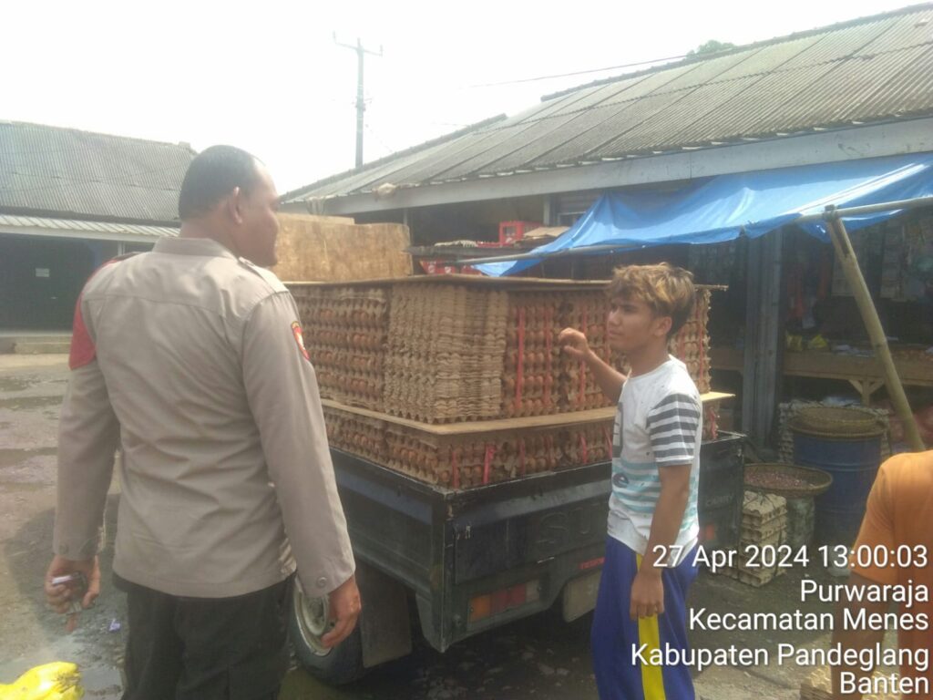 Antisipasi Copet dan Pungli, Polsek Menes Tingkatkan Patroli di Pasar Tradisional 8 WhatsApp Image 2024 04 27 at 15.15.43