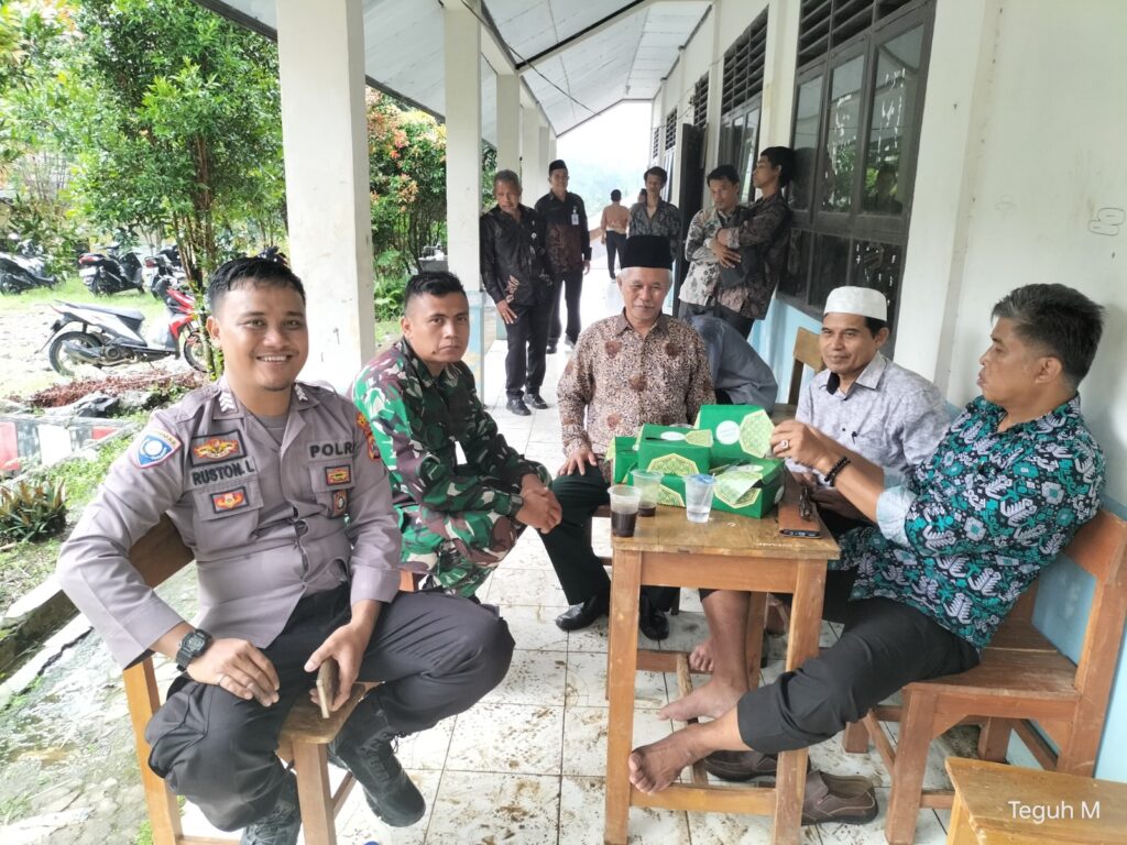 Bhabinkamtibmas Polsek Angsana Polres Pandeglang Sambangi Guru SMK Nur Insani Angsana dan Berikan Pesan Kamtibmas 9 WhatsApp Image 2024 04 27 at 20.19.35