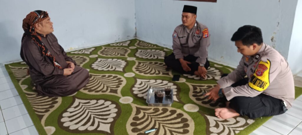 Polsek Cigeulis Melaksanakan Sambang Door to Door ke Pondok Pesantren Nur Hidayatullah untuk Meningkatkan Kedekatan dengan Masyarakat dan Santri 3 WhatsApp Image 2024 05 04 at 05.30.51