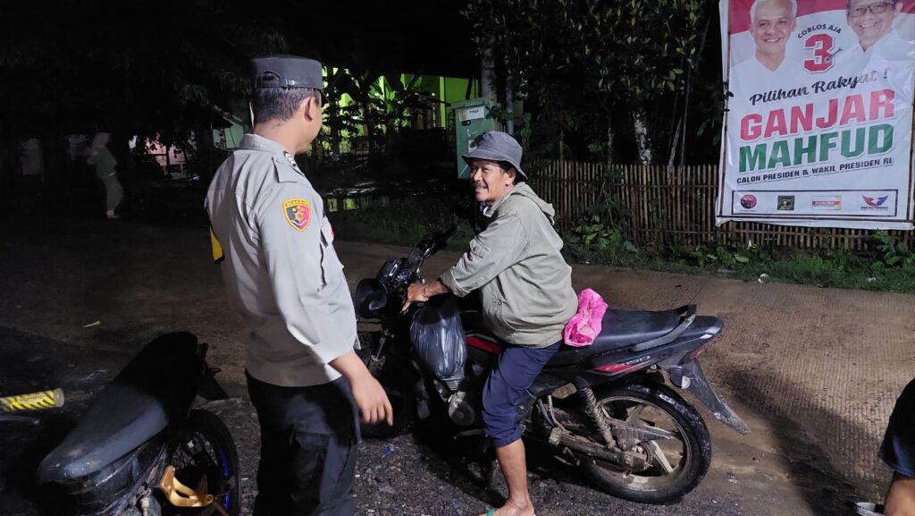 Polsek Patia Tingkatkan Patroli KRYD untuk Situasi Kamtibmas yang Aman dan Pelayanan Terbaik kepada Masyarakat 4 WhatsApp Image 2024 05 04 at 05.36.32