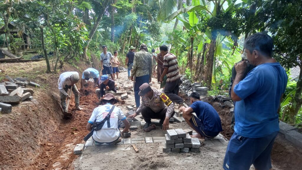 Bhabinkamtibmas Polsek Carita Bersama Warga Gelar Gotong Royong di Desa Cinoyong 9 WhatsApp Image 2024 05 04 at 15.53.08