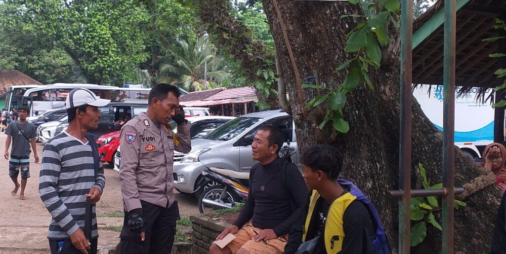 Polsek Carita Lakukan Patroli Dialogis dan Himbauan Kamtibmas di Pantai Carita 8 WhatsApp Image 2024 05 04 at 16.46.01