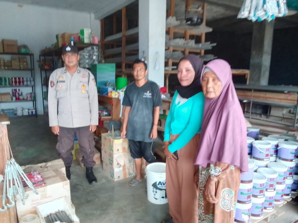 Polsek Cikeusik Intensifkan Patroli Siang Hari untuk Wujudkan Situasi Kamtibmas Aman dan Kondusif 7 WhatsApp Image 2024 05 04 at 19.06.57