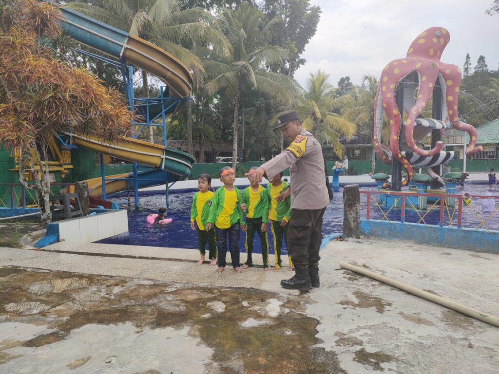 Bhabinkamtibmas Polsek Pandeglang Himbau Pengunjung Obyek Wisata Cas Water Park Cikole 6 WhatsApp Image 2024 05 04 at 20.47.03