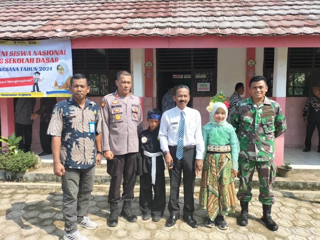 Kapolsek Angsana Polres Pandeglang Hadiri Festival Lomba Seni Siswa Nasional Tingkat SD Kecamatan Angsana 3 WhatsApp Image 2024 05 05 at 05.44.19 scaled