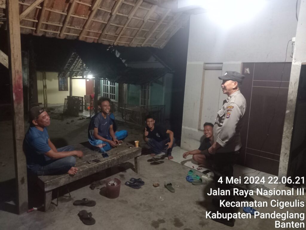 Polsek Cigeulis Polres Pandeglang Rutin Gelar Patroli KRYD untuk Wujudkan Situasi Kamtibmas yang Aman 4 WhatsApp Image 2024 05 05 at 06.36.46