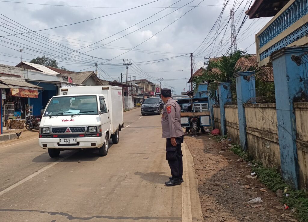 Polsek Bojong Polres Pandeglang Rutin Lakukan Pengaturan Pagi untuk Ciptakan Kondisi Lalu Lintas yang Aman 6 WhatsApp Image 2024 05 06 at 07.02.18