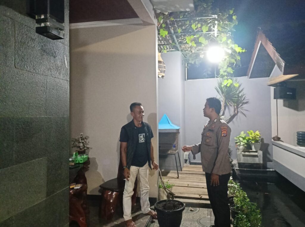 Bhabinkamtibmas Polsek Bojong Polres Pandeglang Terus Dekatkan Polisi dengan Masyarakat Melalui Kegiatan Sambang Warga 7 WhatsApp Image 2024 05 06 at 07.02.55