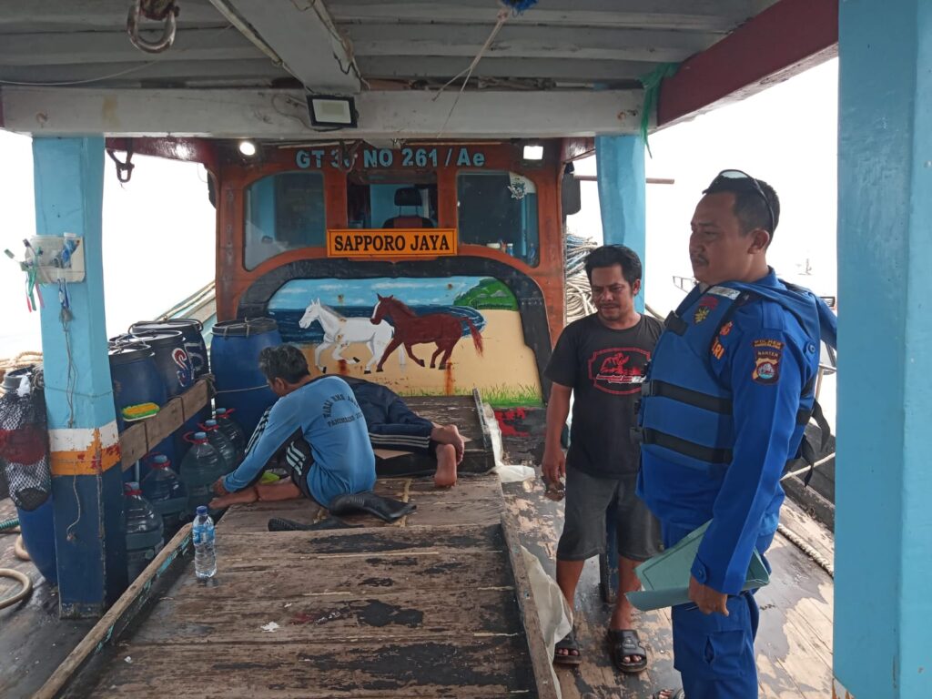Satpolair Polres Pandeglang Sambangi Nahkoda Kapal, Ingatkan Waspada Cuaca dan Periksa Keselamatan Kapal 8 WhatsApp Image 2024 05 06 at 08.58.34