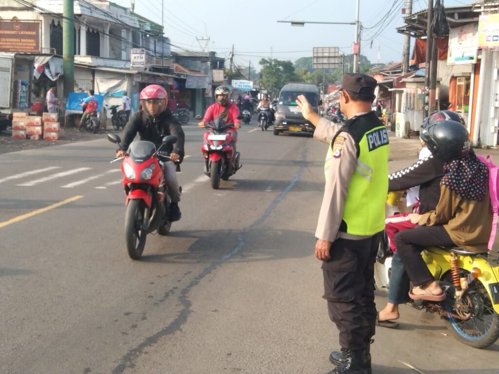 Polsek Cadasari Berupaya Mempastikan Kelancaran dan Keselamatan Pengguna Jalan di Depan Pasar Cadasari 8 WhatsApp Image 2024 05 07 at 08.03.36