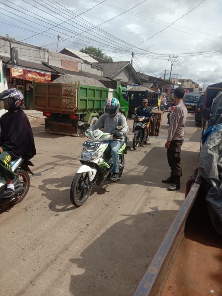 Polsek Bojong Lakukan Pengaturan Lalu Lintas Demi Kelancaran dan Keselamatan Pengguna Jalan 3 WhatsApp Image 2024 05 07 at 08.27.41