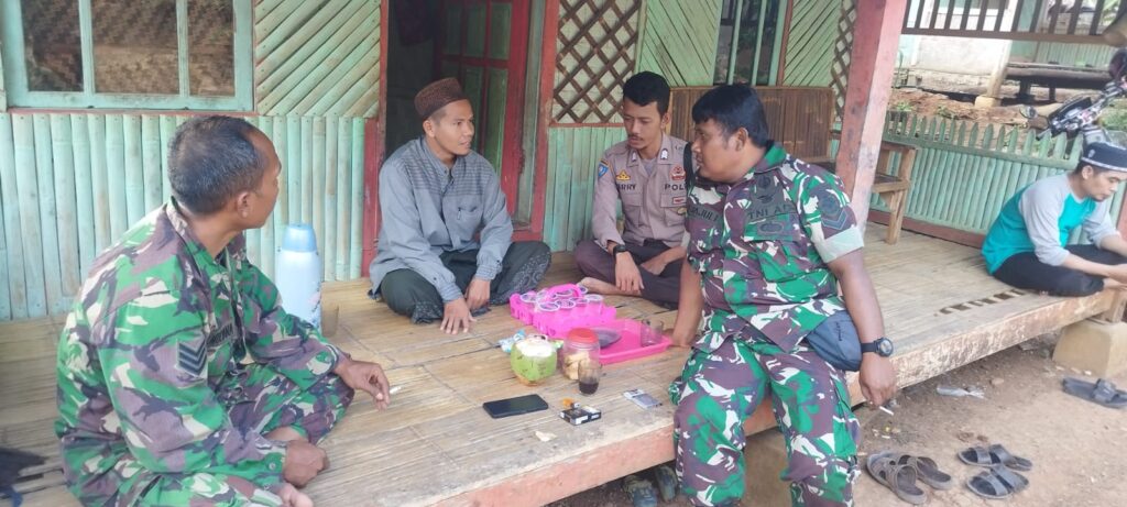 Polsek Bojong dan Koramil Bojong Gelar Patroli Bersama untuk Menciptakan Harkamtibmas yang Kondusif 5 WhatsApp Image 2024 05 07 at 13.33.49