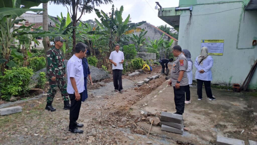 Bhabinkamtibmas Polsek Cadasari, Babinsa, dan Lurah Cigadung Monitor Pembangunan Infrastruktur Jalan 7 WhatsApp Image 2024 05 08 at 20.14.19