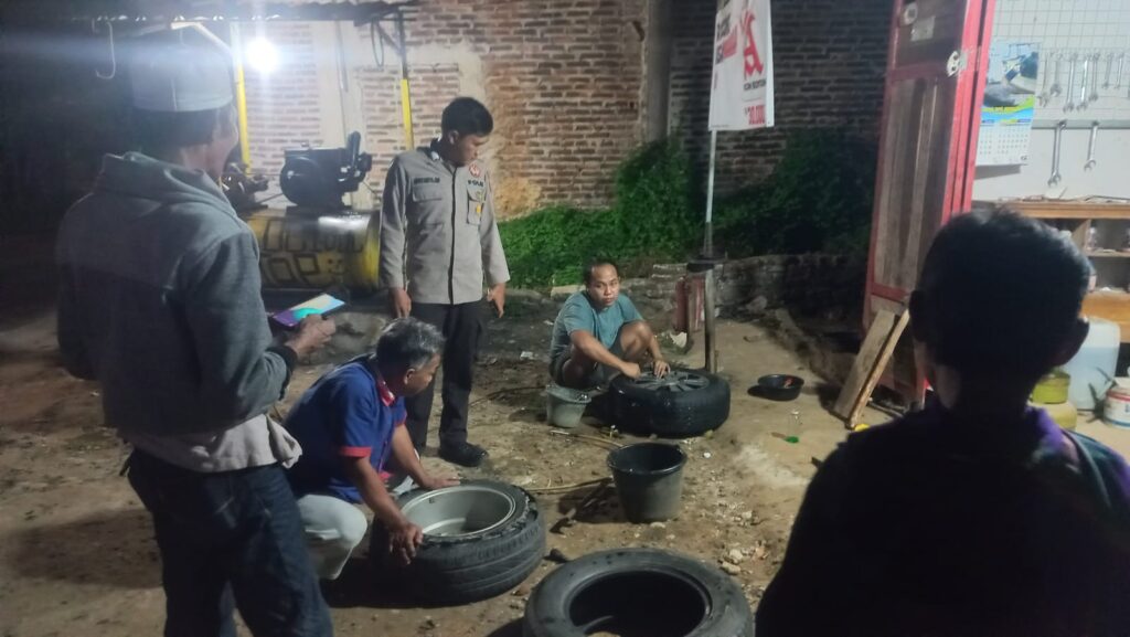 Bhabinkamtibmas Polsek Saketi Jalin Silaturahmi dan Himbau Tingkatkan Kamtibmas di Desa Kadu Dampit 8 WhatsApp Image 2024 05 08 at 22.10.23