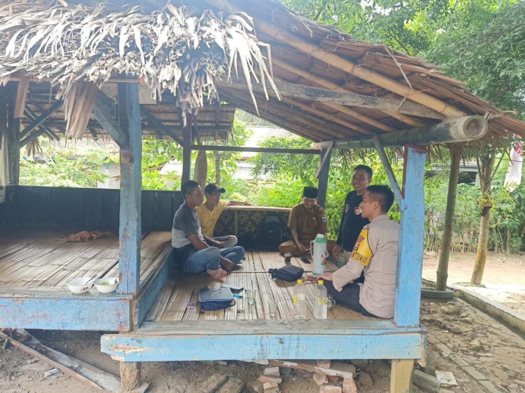 Bhabinkamtibmas Polsek Cimanggu Terus Membangun Silaturahmi dengan Masyarakat 9 WhatsApp Image 2024 05 09 at 00.37.53