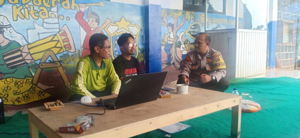 Sambang Silaturahmi Bhabinkamtibmas Polsek Pandeglang ke SMP Al-Fath: Himbauan untuk Menjaga Ketertiban dan Keamanan 5 WhatsApp Image 2024 05 09 at 18.59.03