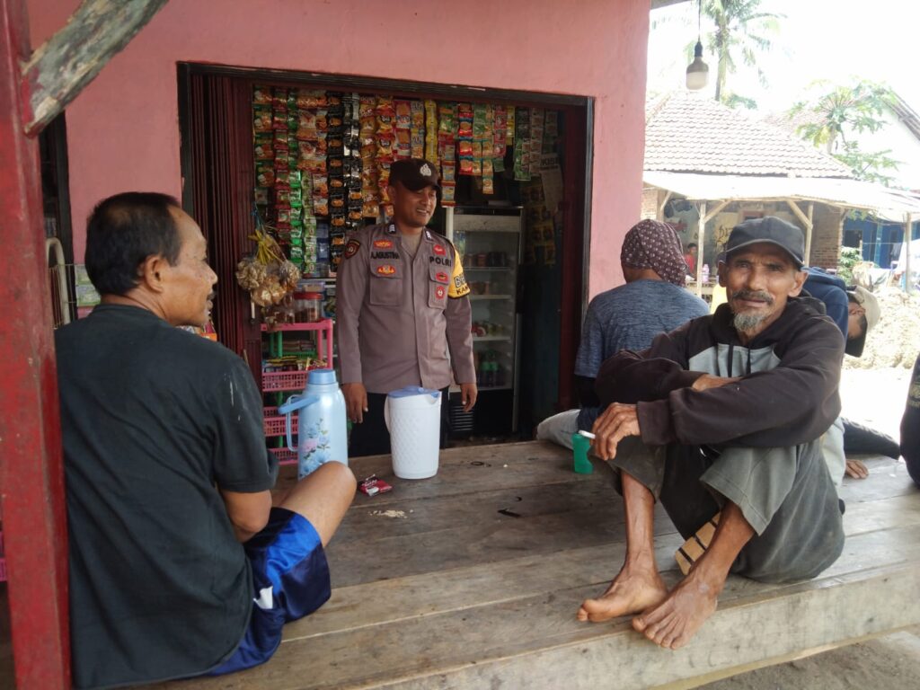 Bhabinkamtibmas Polsek Cimanggu Melaksanakan Sambang Silaturahmi ke Desa Binaan 2 WhatsApp Image 2024 05 10 at 01.45.53