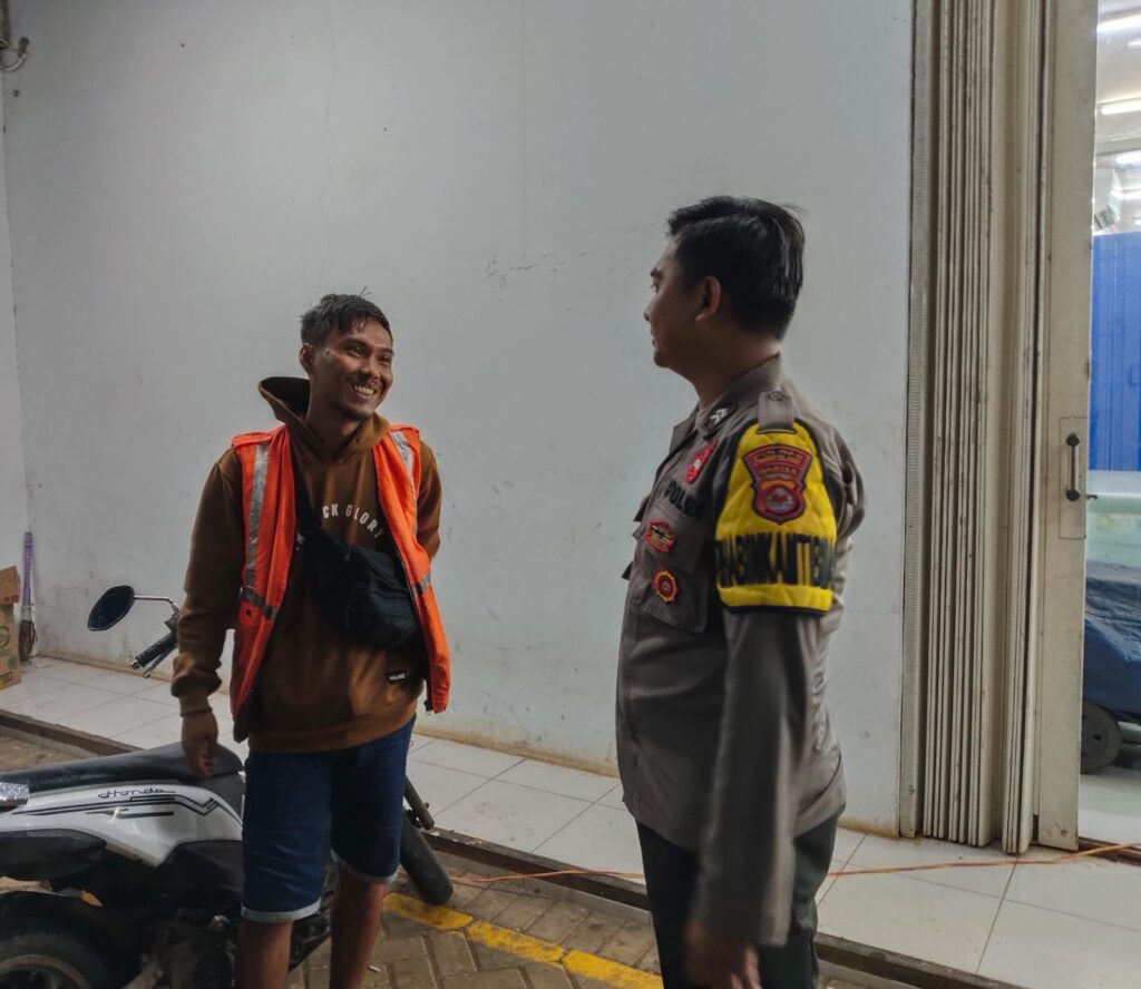 Polsek Cigeulis Terus Tingkatkan Patroli Malam untuk Situasi Kamtibmas yang Aman 5 WhatsApp Image 2024 05 10 at 06.50.48