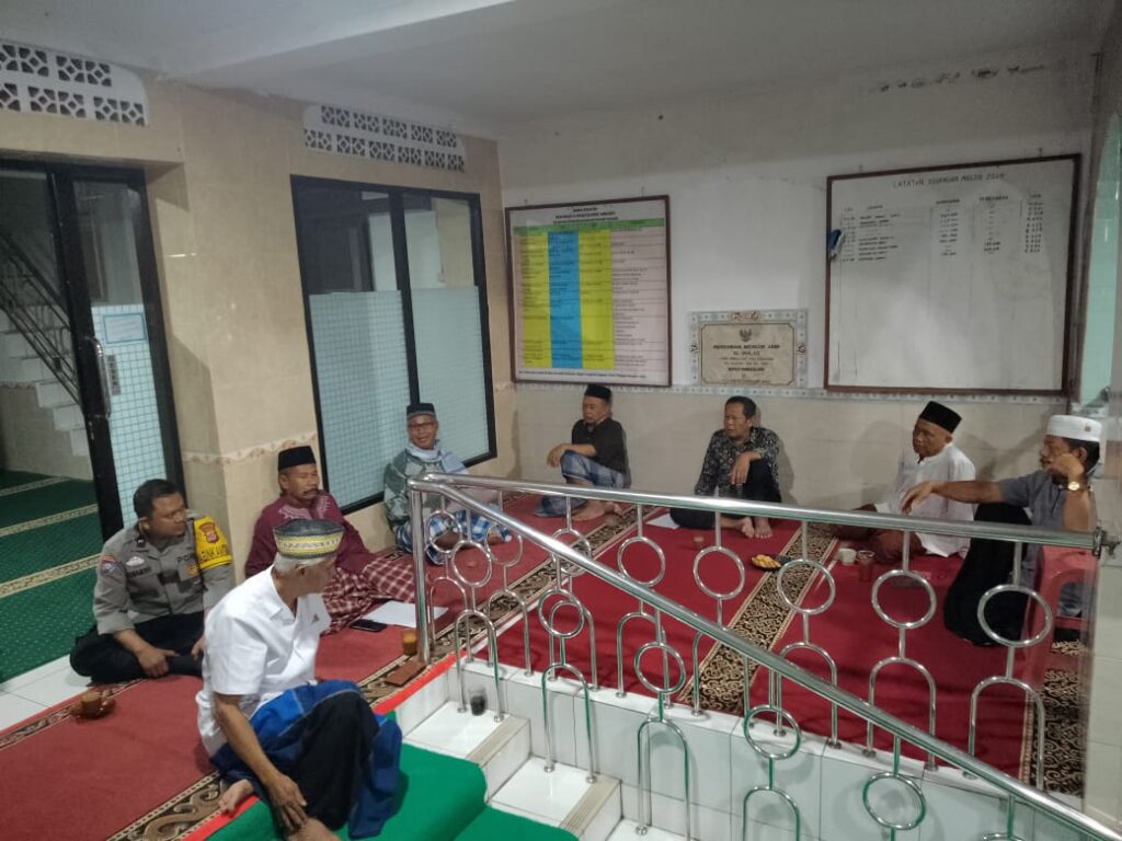 Bhabinkamtibmas Polsek Cadasari Memperkuat Hubungan dengan Masyarakat Kelurahan Cigadung 6 WhatsApp Image 2024 05 10 at 08.41.59