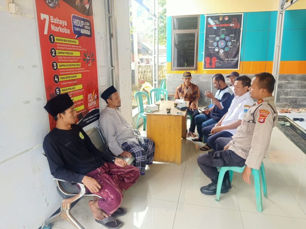 Kapolsek Cadasari Polres Pandgelang dan Lurah Juhut Bersama Tokoh Agama Membahas Kemaslahatan Masyarakat 7 WhatsApp Image 2024 05 10 at 09.14.58