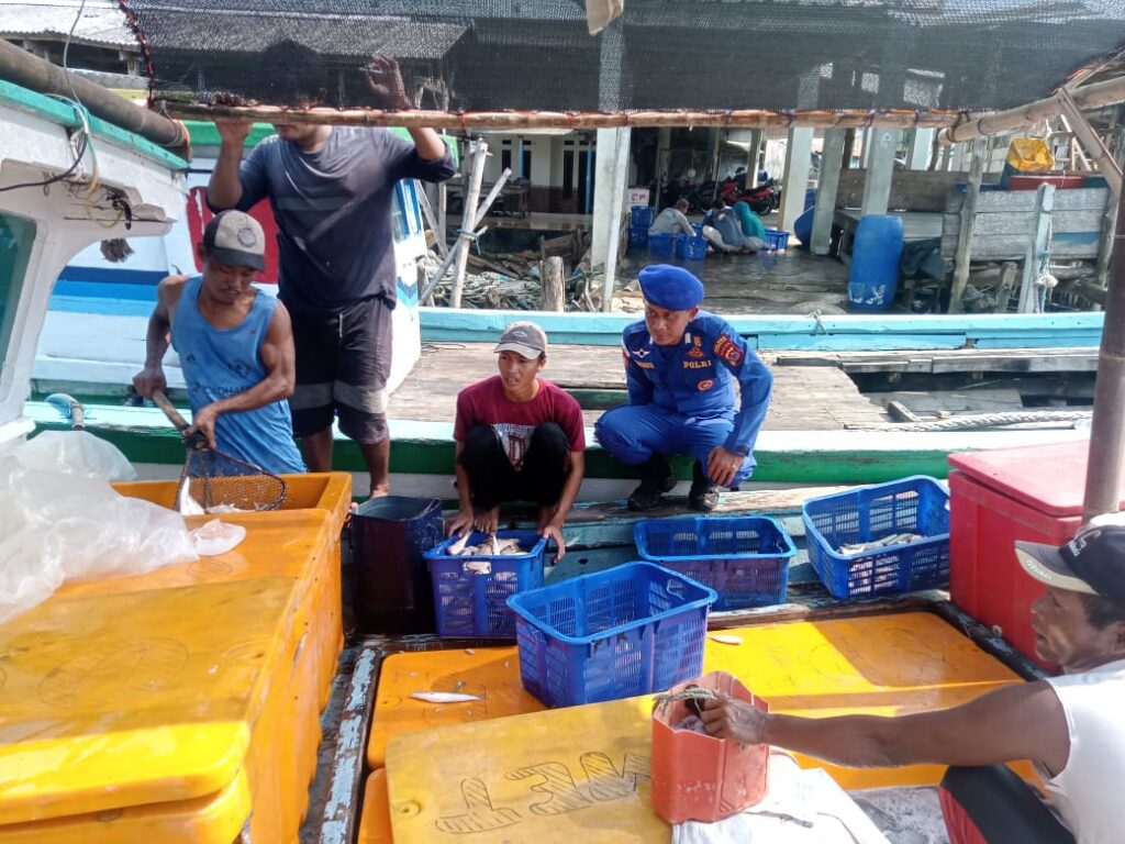 Satpolair Polres Pandeglang Sambangi Nelayan Panen Ikan 1 WhatsApp Image 2024 05 10 at 10.21.09