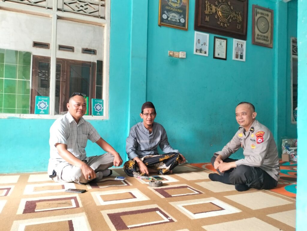 Polsek Menes Polres Pandeglang Sambangi Warga untuk Membangun Keamanan Bersama 9 WhatsApp Image 2024 05 10 at 13.24.00