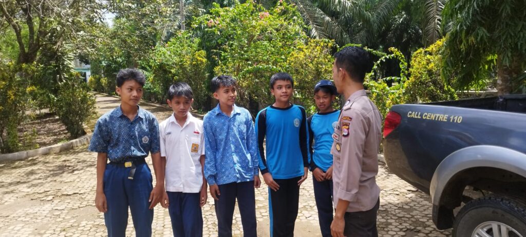 Bhabinkamtibmas Polsek Bojong Polres Pandeglang Berinteraksi Langsung dengan Siswa SMP 1 WhatsApp Image 2024 05 10 at 16.16.32