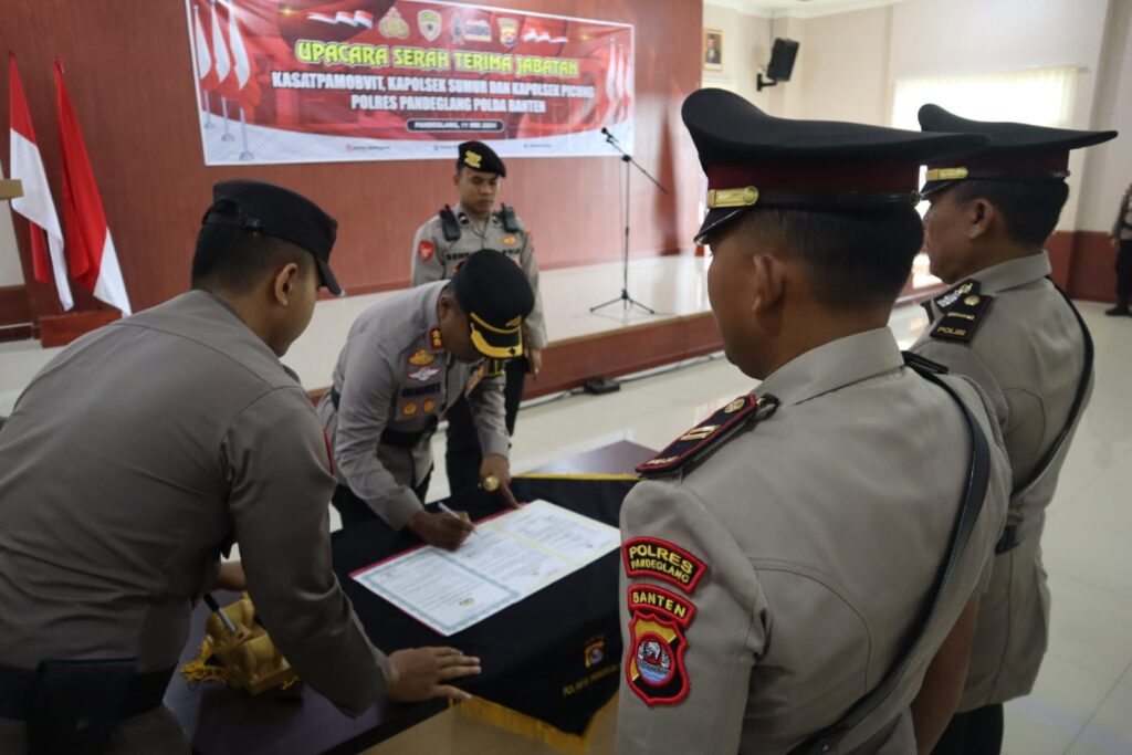 Kapolres Pandeglang Pimpin Upacara Serah Terima Jabatan Kapolsek dan Kasat Pamobvit 9 WhatsApp Image 2024 05 11 at 09.05.47