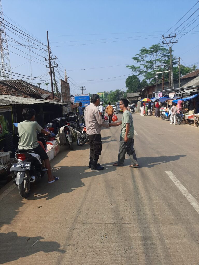 Kapolsek Bojong Polres Pandeglang Gelar Kegiatan Pengaturan Lalulintas di Pasar Bojong 4 WhatsApp Image 2024 05 11 at 11.49.47
