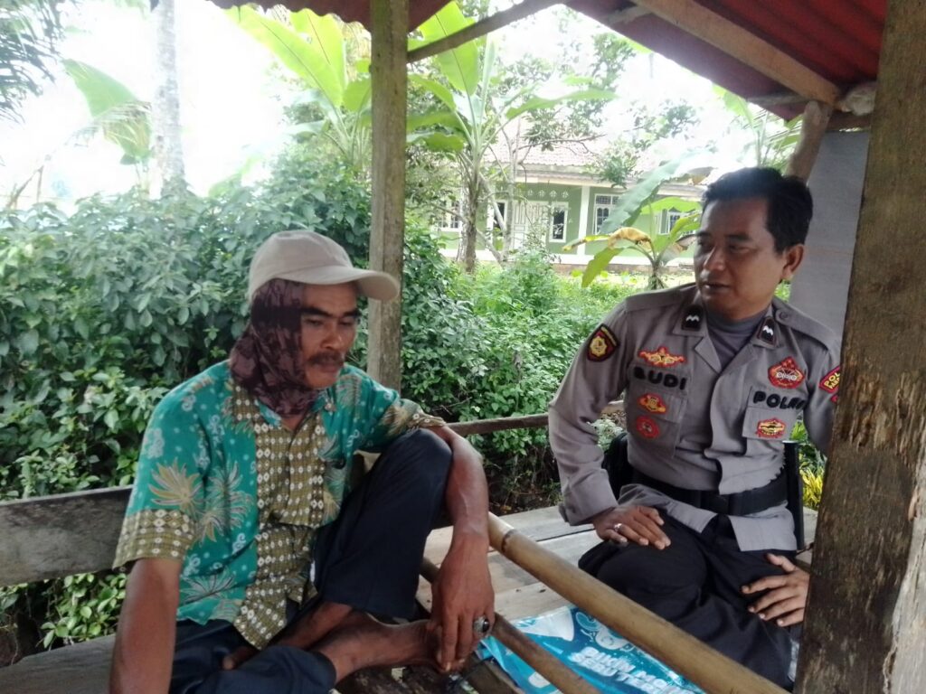 Polsek Pulosari Polres Pandeglang Maksimalkan Kegiatan KRYD dengan Metode Patroli Dialogis 1 WhatsApp Image 2024 05 11 at 23.53.30