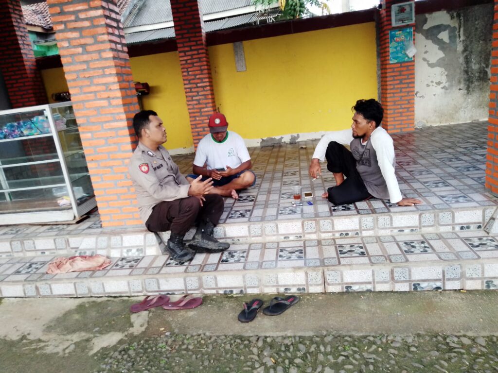 Polsek Pulosari Polres Pandeglang Melaksanakan Kegiatan Sambang Door to Door untuk Mempererat Hubungan dengan Masyarakat 2 WhatsApp Image 2024 05 11 at 23.53.43