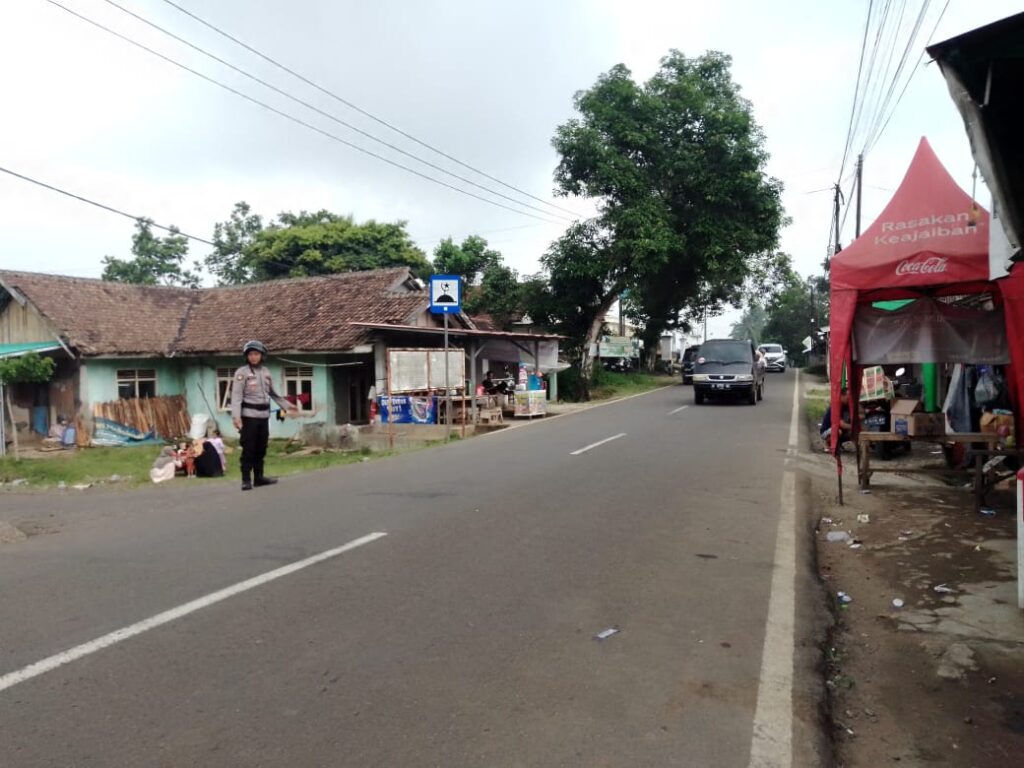 Polsek Pulosari, Polres Pandeglang, Gelar Kegiatan Pengaturan Arus Lalulintas untuk Ciptakan Kondisi Kondusif di Sore Hari 3 WhatsApp Image 2024 05 11 at 23.59.07