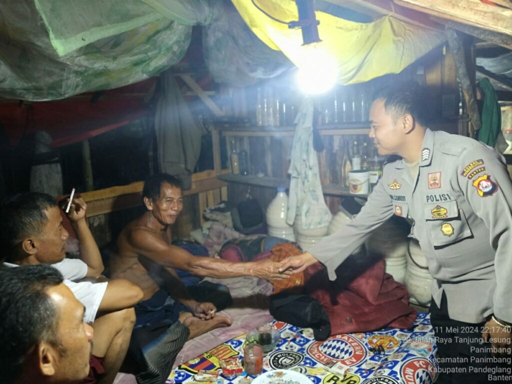 Polsek Panimbang Tingkatkan Patroli Malam untuk Menjaga Keamanan dan Ketertiban Masyarakat 10 WhatsApp Image 2024 05 12 at 03.33.52