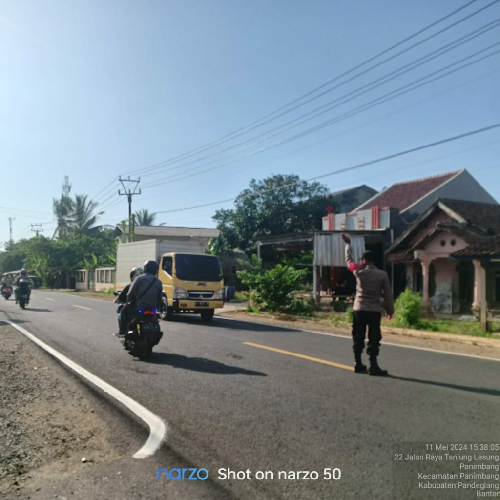 Polsek Panimbang Memastikan Kelancaran Lalu Lintas di Depan Mako Polsek 6 WhatsApp Image 2024 05 12 at 03.40.19