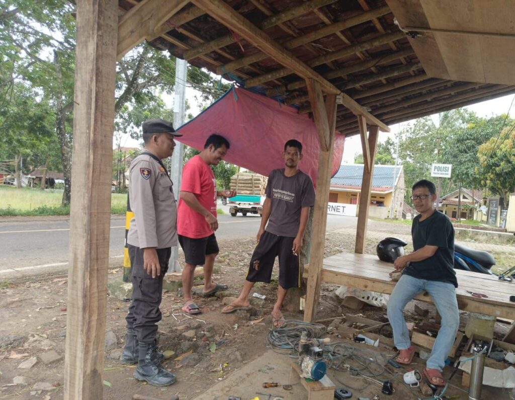 Polsek Cibaliung Polres Pandeglang: Melaksanakan Sambang dan Door to Door System untuk Memelihara Kamtibmas 4 WhatsApp Image 2024 05 12 at 14.19.08