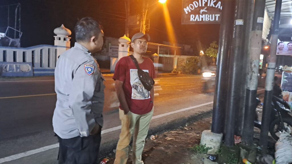 Bhabinkamtibmas Polsek Cadasari Laksanakan Kunjungan Rutin ke Kelurahan Cigadung untuk Pererat Hubungan dengan Masyarakat 2 WhatsApp Image 2024 05 15 at 06.01.41