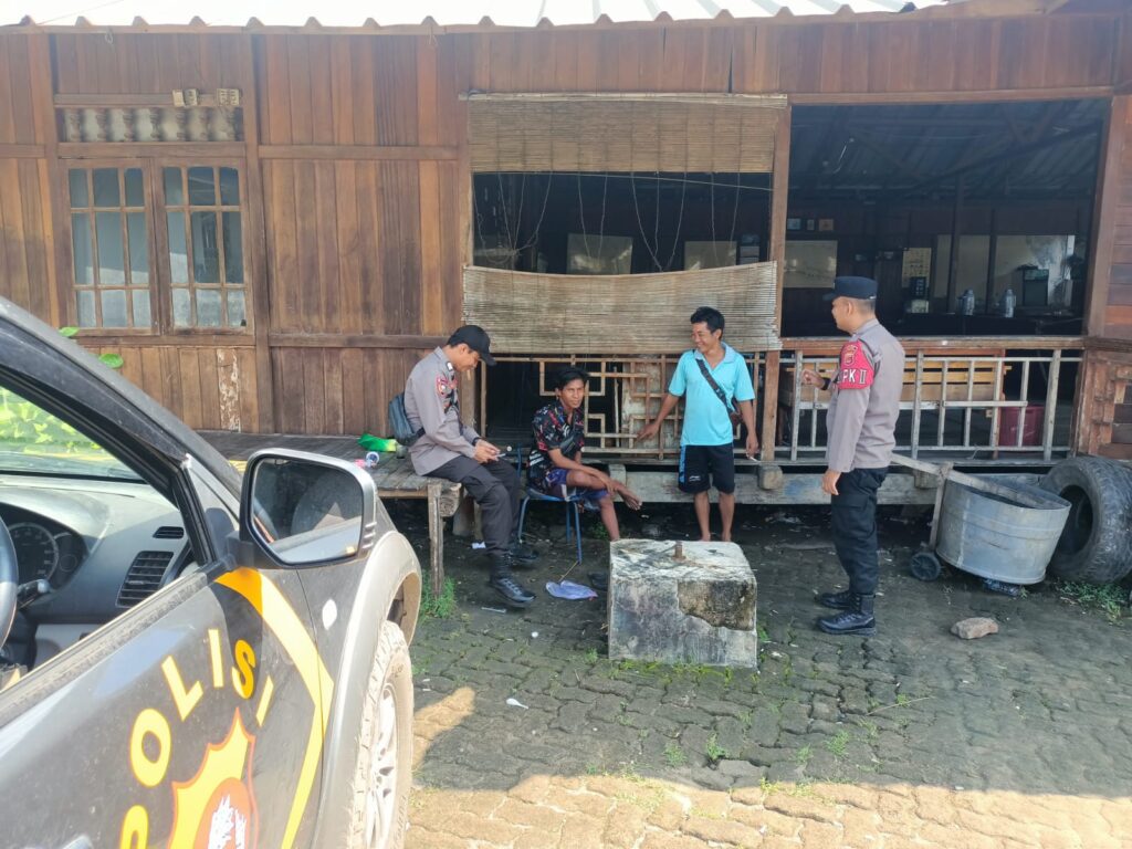 Anggota Jaga Polsek Cikeusik Laksanakan Patroli, Sambang, dan Himbauan Kamtibmas untuk Wujudkan Situasi Aman dan Kondusif 10 WhatsApp Image 2024 05 15 at 12.31.44