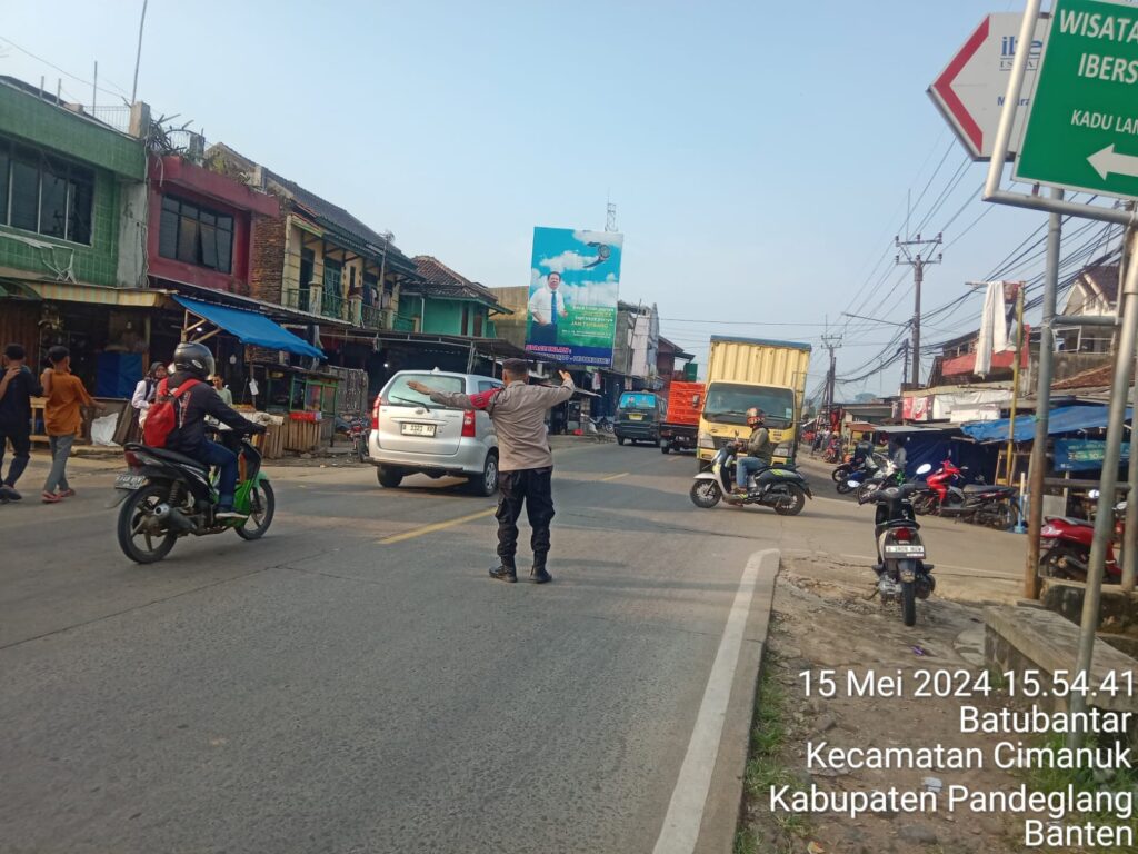 Personil Polsek Cimanuk Laksanakan Pengaturan Lalu Lintas di Titik-titik Tertentu untuk Mengurangi Kemacetan dan Memberi Kenyamanan kepada Pengguna Jalan 4 WhatsApp Image 2024 05 15 at 19.38.24