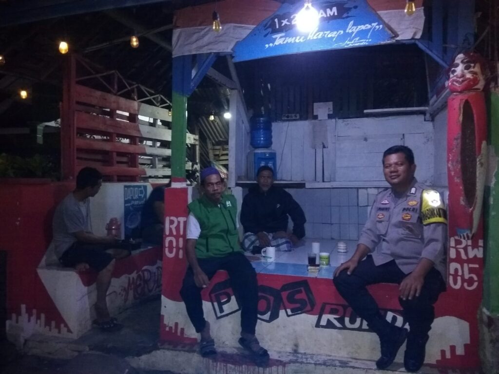 Bhabinkamtibmas Polsek Pandeglang Sambangi Pos Ronda dan Sampaikan Pesan Kamtibmas di Kelurahan Saruni 7 WhatsApp Image 2024 05 17 at 02.28.43
