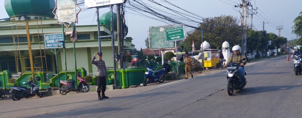 Polsek Cimanuk Gelar Kegiatan Strong Point untuk Kenyamanan Berkendara Pengguna Jalan 2 WhatsApp Image 2024 05 17 at 10.19.31