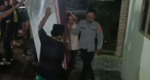 Bhabinkamtibmas dan Personel Polsek Pulosari Bantu Evakuasi dan Amankan TKP Kebakaran 5 pulosari