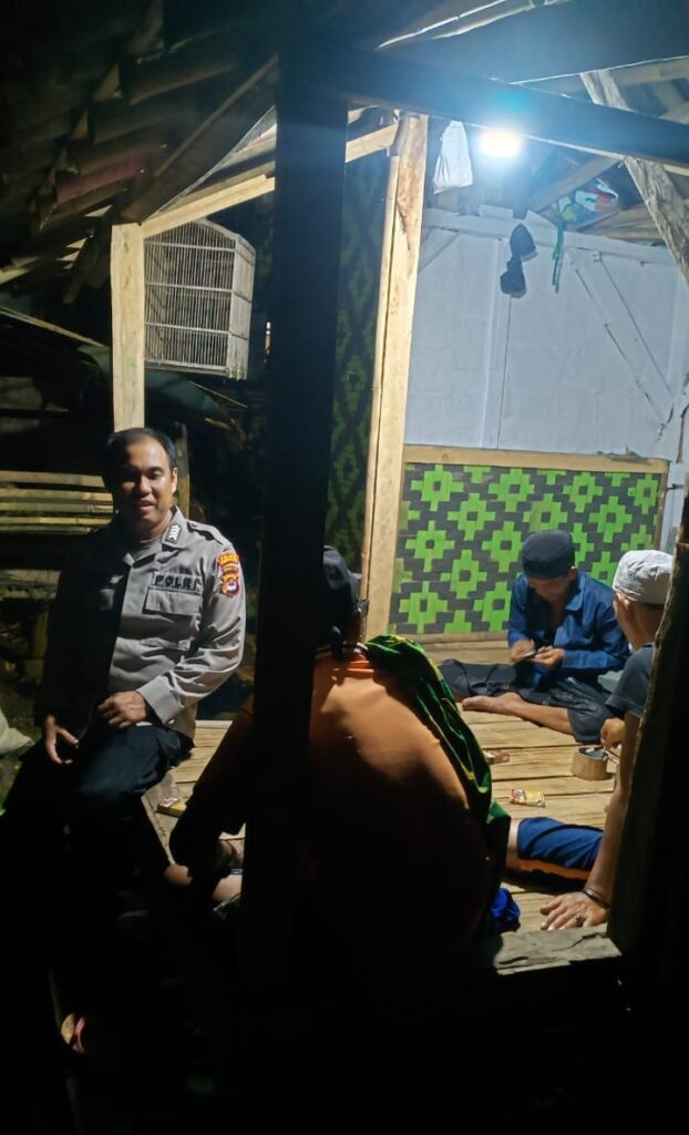 Anggota Polsek Cadasari Gelar Sambang Malam di Desa Ciinjuk 10 WhatsApp Image 2024 06 13 at 09.25.16