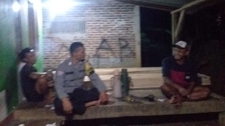 Bhabinkamtibmas Polsek Saketi Polres Pandeglang Sambangi Pos Kamling untuk Sampaikan Pesan Kamtibmas dan Berikan Motivasi 2 WhatsApp Image 2024 06 16 at 08.48.14