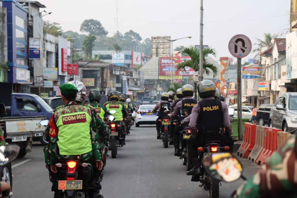 Polres Pandeglang Bersinergi dengan Kodim 0601 Pandeglang Gelar Patroli Show of Force Persiapan Pengamanan Malam Takbir Idul Adha 2024 7 WhatsApp Image 2024 06 16 at 16.58.25